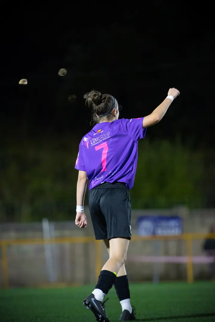 Futbolista del equipo patrocinado por Luvi Studio celebrando durante un partido